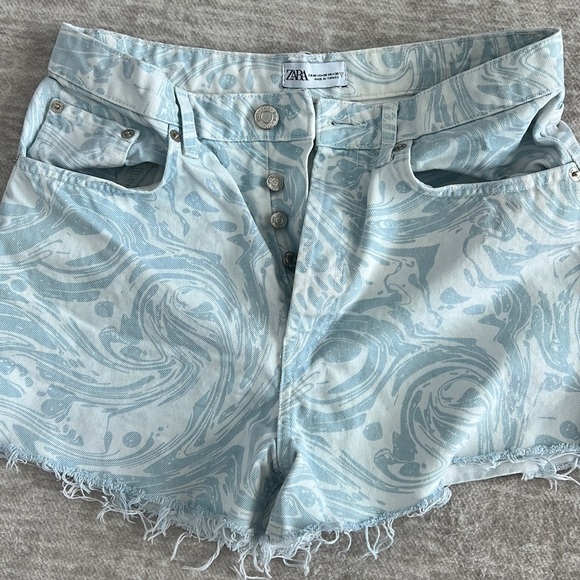 Zara Pants - Zara High Waisted Frayed Hem Light Wash Blue Denim Shorts Wave‎ Print Womens 8